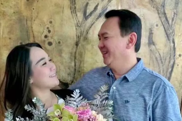 Posting foto Puput Nastiti Devi dengan caption romantis, IG Ahok banjir hujatan warganet: milih pembantu..