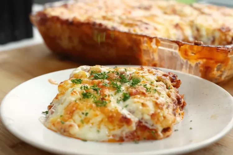 Resep lasagna klasik khas restoran Italia yang gurih dan creamy dari Devina Hermawan untuk sajian acara besar