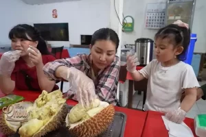 Datangi Kedai Durian Acin langganan Ahok, Sarwendah mukbang bareng anak bontotnya: Manis!