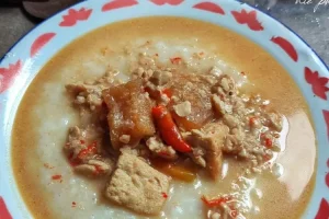 Resep bubur tumpang khas Solo yang menggunakan sambal tempe busuk sebagai bumbu pelengkap