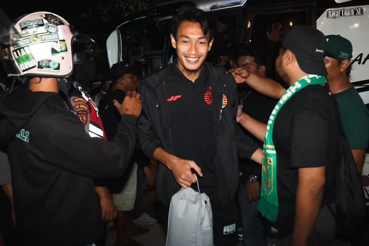 Aksi Bonek bikin salut, meski timnya kalah namun tetap kawal bus Persija usai pertandingan berakhir