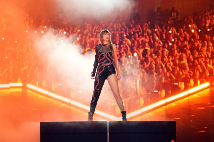 Taylor Swift diduga bakal gelar konser The Eras Tour di GBK bulan November? Cek faktanya!