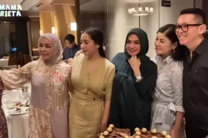 Mewahnya pesta ultah Mama Rieta ibunda Nagita Slavina, kue ulang tahun perayaannya sebesar ini!