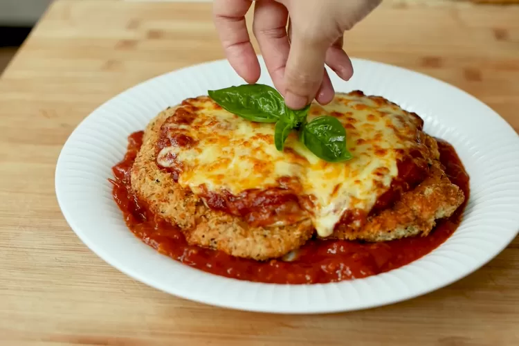 Resep parmigiana ayam yang renyah dan creamy khas Italia, cocok disajikan sebagai hidangan makan malam