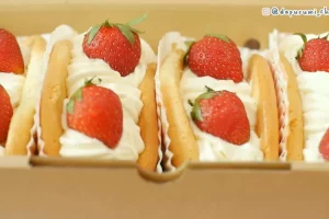 Resep strawberry hug roll cake yang super fluffy dan creamy ala kue Korea, bisa buat ide jualan yang unik