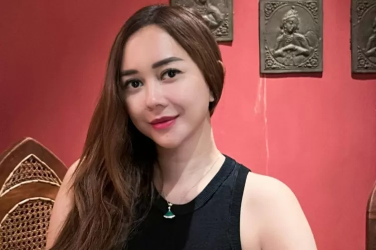 Akui kesepian jadi janda dan ibu tunggal, Aura Kasih curhat soal pelajaran hidup: Pasrah aja!