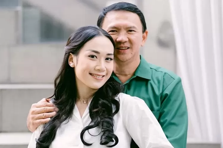 Gantikan Veronica Tan, sepatu yang dipakai Puput Nastiti Devi saat pose bareng Ahok dan anaknya jadi sorotan