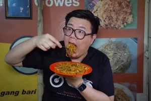 Felix Anak Kuliner nyobain mie goreng unik di Bandung, cara masaknya digowes pakai sepeda: Enak, medok banget!