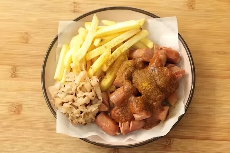Inspirasi sahur Ramadhan 2023: resep sosis kari Jerman ala Devina Hermawan, pake kentang atau nasi tetap lezat