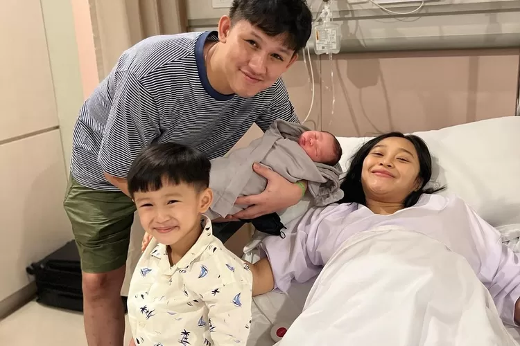 Terbaring di atas ranjang, Rinni Wulandari bagi momen bahagia melahirkan putra kedua bernama Clef Kiora Julian