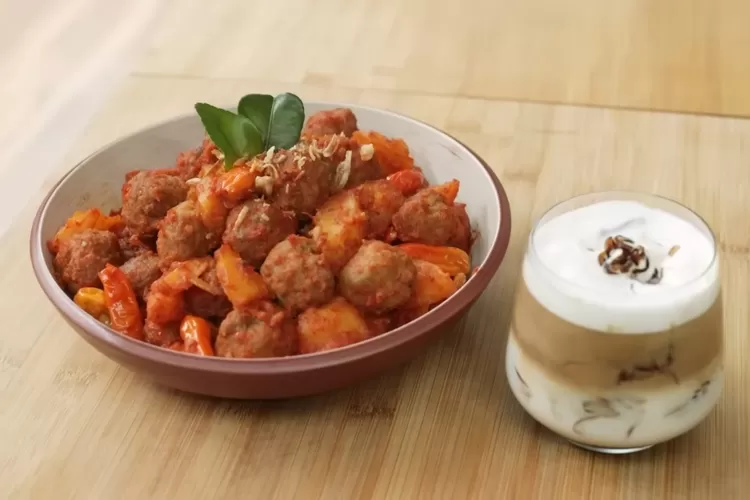 Resep balado bola daging plus es kopi jelly bisa buat ide usaha kafe kekinian yang mudah ala Devina Hermawan