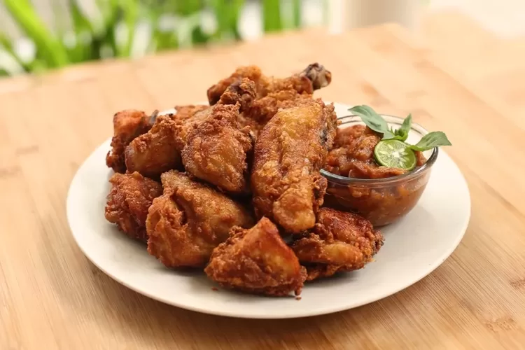 Cuma pakai 5 bahan, yuk bikin ayam goreng yang juicy dan krispi kesukaan keluarga di rumah ala Devina Hermawan