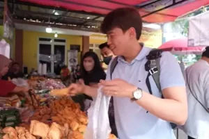 Youtuber Korea medok berburu takjil di Benhil Jakarta, Jang Hansol baru ngeh satu hal ini: Kesannya..