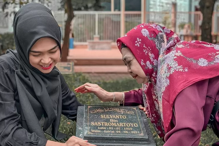 Ria Ricis ziarah ke makam ayah tanpa Teuku Ryan, isu keretakkan rumah tangga makin kuat, netter: Suaminya mana