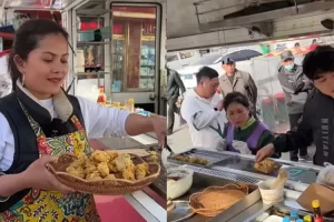 Jualan bakwan jagung di pasar tradisional China, Youtuber ini auto dikerubungi pembeli, begini reaksi warlok