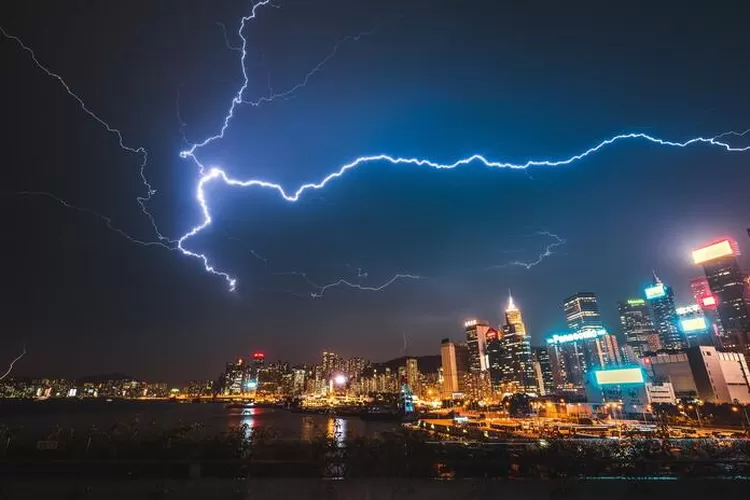 Takut geledek pas hujan deras? Inilah astraphobia, pemicunya karena peristiwa masa kecil yang traumatis