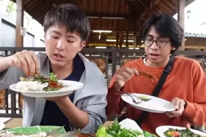 Nyobain ceker ayam di resto Sunda, Youtuber Jepang sobat Jerome Polin ini heran: Bentuknya..