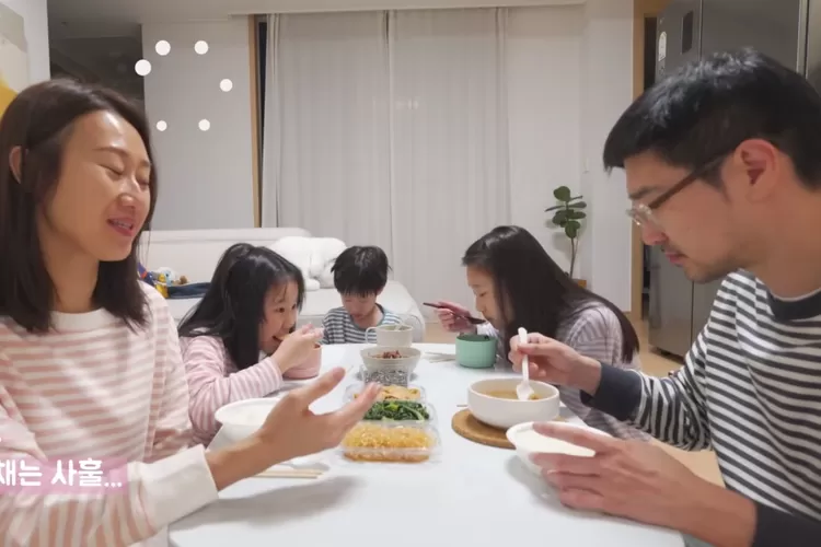 Begini menu sahur ala Kimbab Family saat dapurnya sedang direnovasi: Ibu-ibu Korea biasanya bikin...