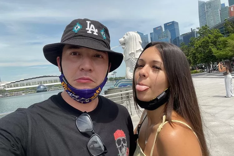 Rayakan ulang tahun sang pacar di Singapura, Stefan William jadi bulan-bulanan netizen: Lupa anak..