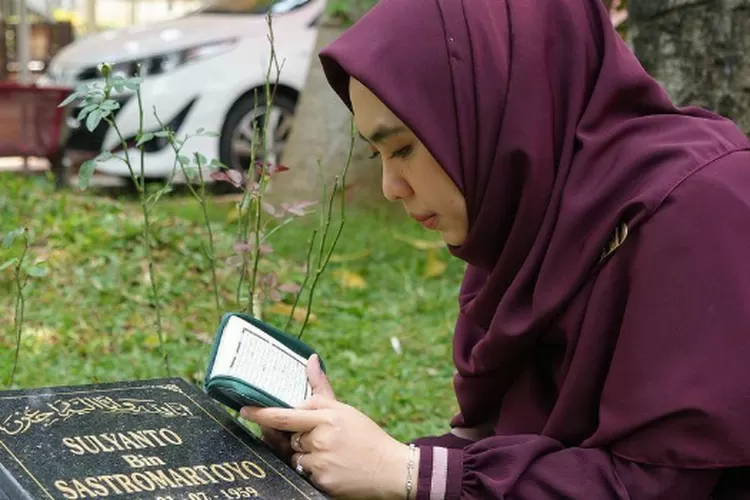 Dua tahun semenjak ditinggal sang ayah, pertama kalinya Oki Setiana Dewi alami hal ini: Saya ngga pernah…