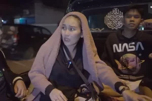 Sahur on the road, Ayu Ting Ting ajak bocah sekampung santap fast food ini di mobil bak terbuka