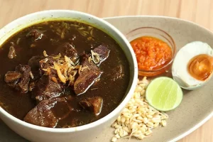 Ga cuman opor, ibunda Ussy Sulistiawaty request rawon saat lebaran tahun lalu yuk buat di rumah