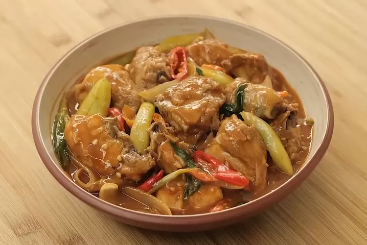 Masih punya stok ayam di rumah, yuk masak resep ayam asam manis pedas ala Devina Hermawan