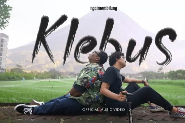 Lirik lagu Klebus dan terjemahannya, dinyanyikan Denny Caknan, cocok untuk pelarian dengan makna yang mendalam