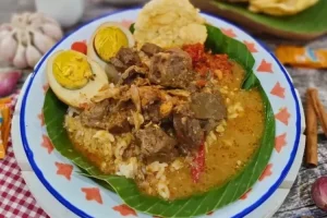 Resep nasi gandul khas Pati dicampur dengan telor dan daging bikin makan tambah nikmat