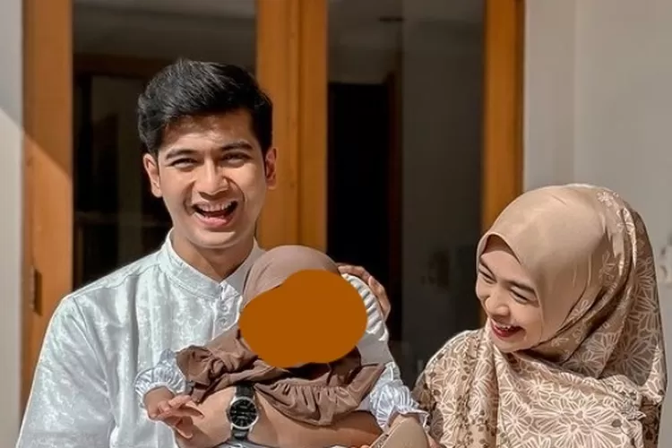 Momen romantis Ria Ricis dan Teuku Ryan di hari lebaran, seakan menepis isu perceraian keduanya