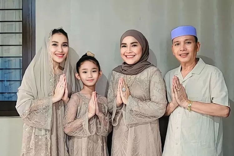 Sempat sedih saat orang tua dilarikan ke rumah sakit, Ayu Ting Ting: Takutnya lebaran lebaran dia nggak bisa..