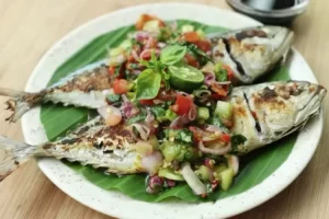 Bosan lebaran makan olahan daging terus? Cobain resep ikan kembung bakar sambal colo-colo, cukup pakai teflon