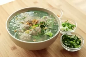 Resep membuat bakso sapi enak dan kenyal ala Devina Hermawan lengkap dengan kuah kaldunya, yuk cobain!