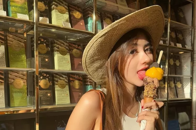 Unggah foto jilat es krim dengan gestur seksi, Ghea Youbi tuai komentar netizen: Keliatan udah pro