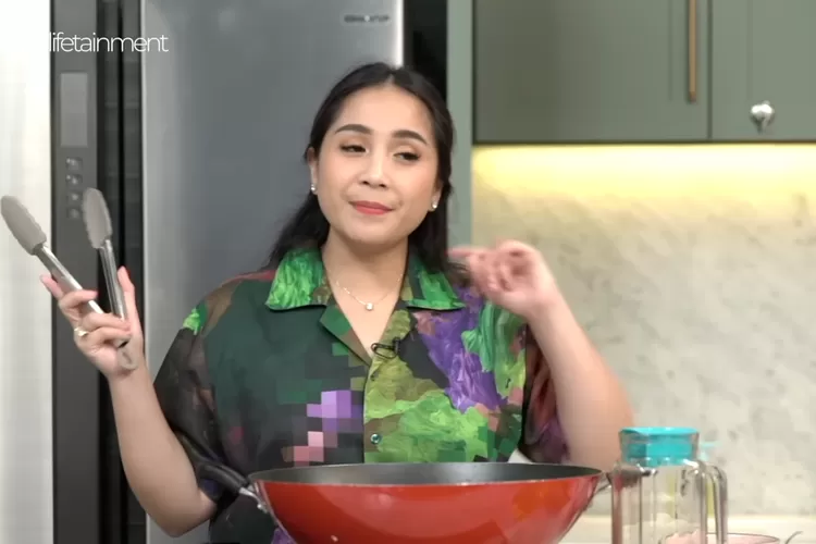 Jadi makanan andalan selagi kuliah di luar negeri, Nagita Slavina bagikan tips masak mie nyemek yang endulita