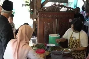 Ganjar Pranowo dan Gibran Rakabuming akui kelezatan kuliner Solo, bungkusnya sederhana tapi rasanya juara