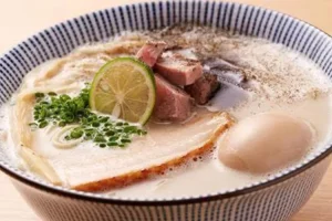 Buat pecinta ramen, kamu wajib coba Chicken Ramen dengan kuah kaldu ayam terkental yang satu ini!