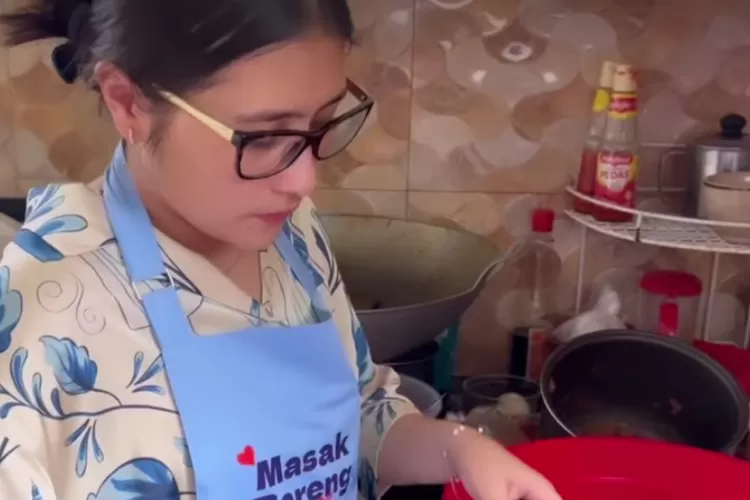 Lebaran ala Prilly Latuconsina sibuk di dapur, ngulek bumbu rendang hingga wajah tetap glowing jadi sorotan