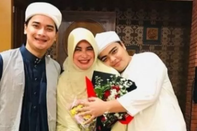 Benar terbukti menikah lagi, ibunda Ustaz Arifin Ilham tendang Umi Yuni dari Az-Zikra