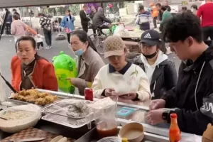 Laku keras! Shanty Youtuber RI jualan pempek dan bakwan di China, reaksi pembeli Tiongkok disorot