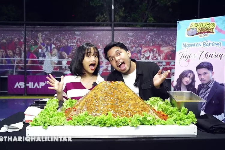 Mukbang bakso super jumbo ala Fuji dan Thariq Halilintar bikin ngiler, keju mozarellanya meleleh kemana-mana