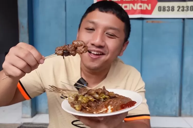 Food vlogger Boengkoes kulineran sate kalong khas Cirebon, sate unik yang bahan utamanya daging kerbau