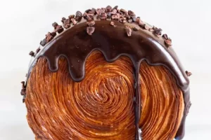 Sempat viral di TikTok, begini cara membuat New York Roll Croissant yang diisi dengan coklat