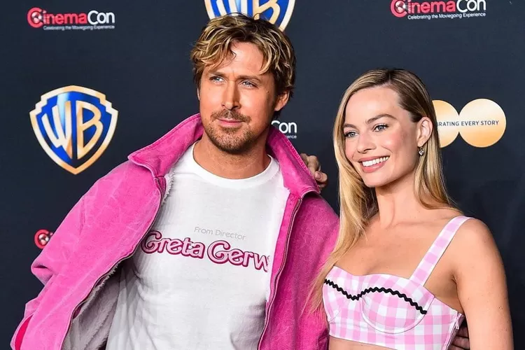 Margot Robbie dan Ryan Gosling tampil serba pink ala Barbie saat hadiri red carpet CinemaCon di Las Vegas