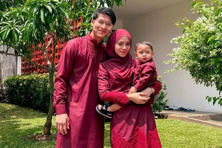 Terungkap saat Lesti Kejora undang anak yatim ke rumah, Rizky Billar lakukan hal ini ke anaknya saat salat