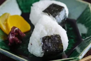 Ide bekal buat anak, yuk bikin Onigiri khas Jepang yang mudah dibuat dan rasanya gurih ada campuran Tunanya