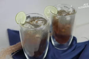 Resep iced lemon honey tea yang super menyegarkan dan manis, cocok banget diminum saat musim panas esktrem