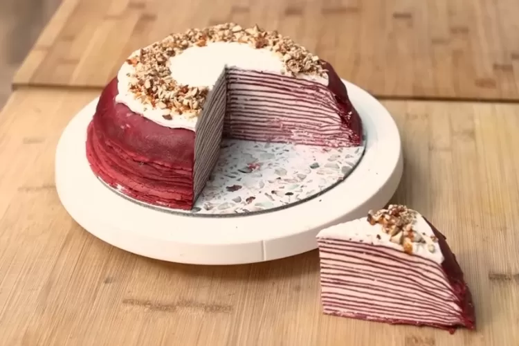 Tampilannya sangat estetik, inilah resep red velvet mille crepe cake, nikmatnya lembut berlapis-lapis!