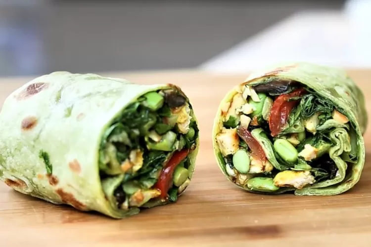 Inovasi resep chicken salad wrap dengan isian sayur sayuran segar untuk menu sarapan sehat hari ini