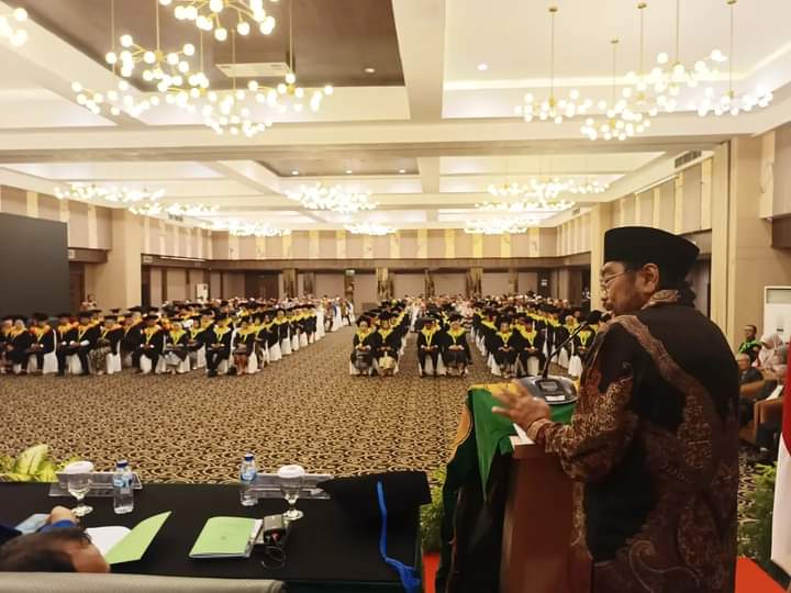 Leonardy Harmainy Dt Bandaro Basa menghadiri acara Wisuda ke-64 Universitas Taman Siswa Padang.